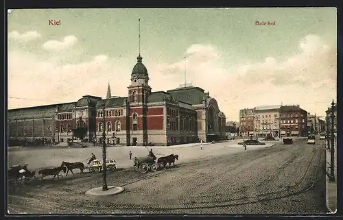 AK Kiel, Strassenbahnen und Kutschen vor dem Bahnhof