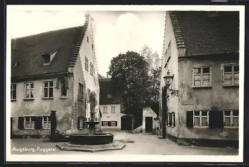 AK Augsburg, Fuggerei, Strassenansicht mit Brunnen