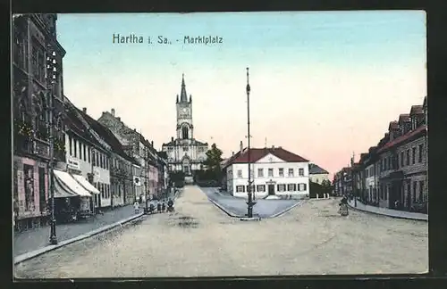 AK Hartha i. Sa., Marktplatz mit Kirche und Geschäft