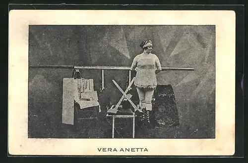 AK Varietekünstlerin Vera Anetta bei ihrem Bühnenprogramm