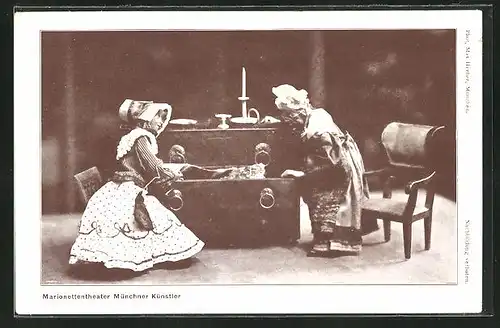 AK Marionettentheater Münchener Künstler, zwei Frauen untersuchen eine Kommode, Puppentheater