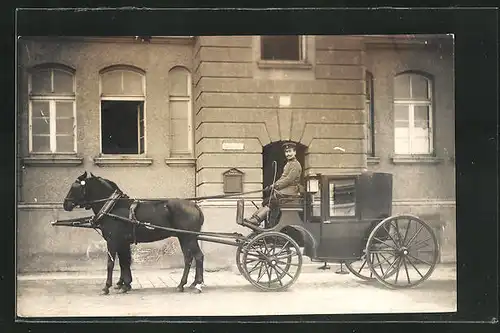 AK Pferdekutsche auf der Strasse vor einem Gebäude