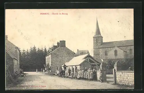 AK Perrou, Entrée du Bourg, Strassenpartie mit Blick zur Kirche
