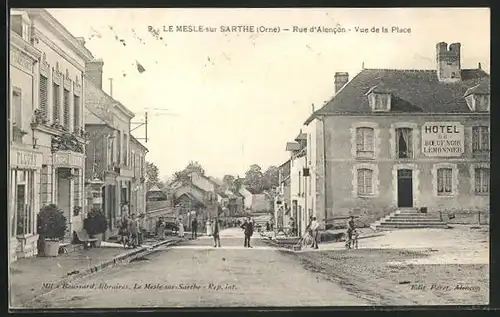 AK Le Mesle-sur-Sarthe, Rue d`Alencon, Vue de la Place