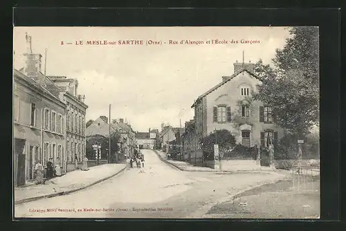AK Le Mesle-sur-Sarthe, Rue d`Alencon et l`École des Garcons