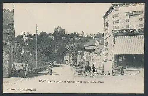 AK Domfront, La chateau, Vue prise de Notre-Dame, Laden Mace-Vallee