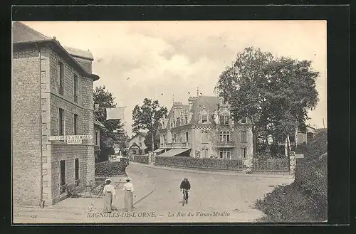 AK Bagnoles-de-l`Orne, La Rue du Vieux-Moulin, Strassenpartie