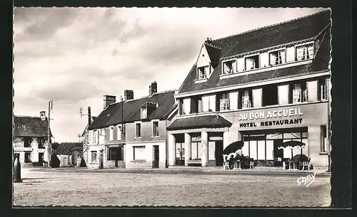 AK Juvigny-sous-Andaines, Hôtel Au Bon Accueil et la Place