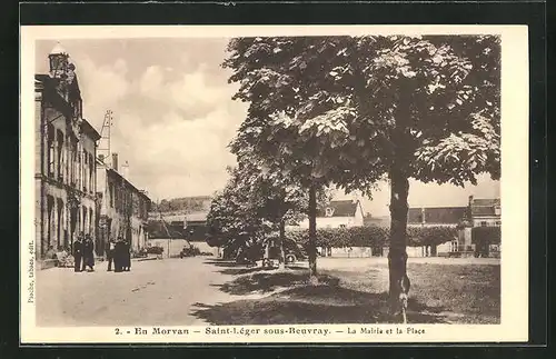 AK Saint-Léger-sous-Beuvray, La Mairie et la Place