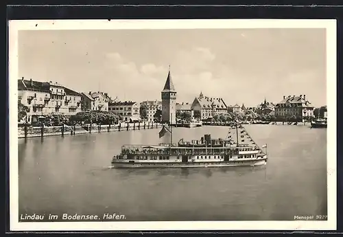 AK Lindau /Bodensee, Hafen, Ausflugsschiff verlässt den Hafen