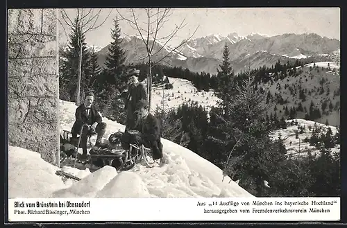 AK Oberaudorf, Blick vom Brünstein mit Schlittenfahrern auf den Ort