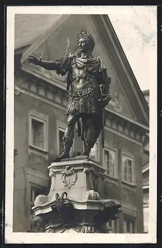 AK Augsburg, Augustusbrunnen, Bronzebild des Kaisers als Stadtgründer