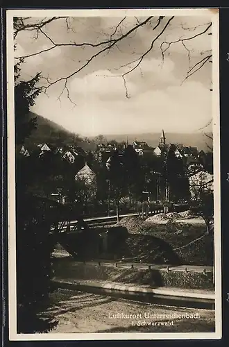 AK Unterreichenbach i. Schwarzwald, an der Eisenbahnbrücke, Stadtpanorama