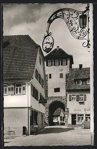 AK Neubulach i. Schwarzwald /Kr. Calw, Strassenpartie mit Metzgerei und Tor