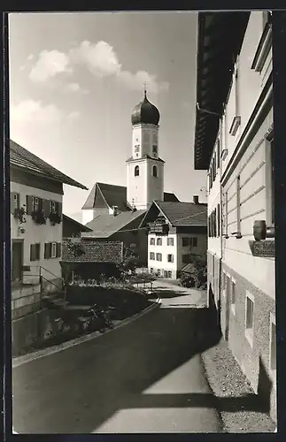 AK Rettenberg im Allgäu, Strassenpartie mit Kirche