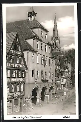 AK Calw /Schwarzwald, Strassenpartie mit Geschäft von Friedrich Daur und Rathaus