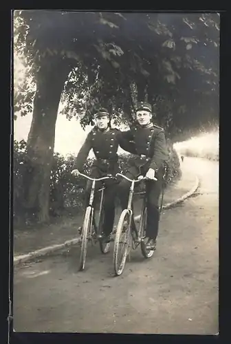 Foto-AK Zwei Soldaten auf Fahrrädern
