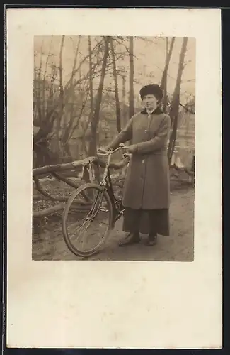 Foto-AK Dame im Mantel mit Fahrrad