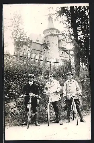 AK Drei Männer mit ihren Fahrrädern