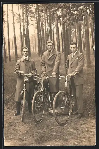 Foto-AK Drei Herren in Anzügen mit Fahrrädern im Wald