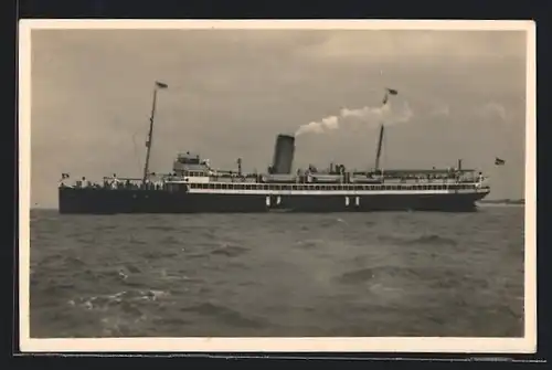 AK Passagierschiff Kaiser mit rauchenden Schlot auf offener See