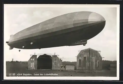 AK Friedrichshafen, Neue Luftschiffhalle, Luftschiff LZ 127 Graf Zeppelin über den Hallen