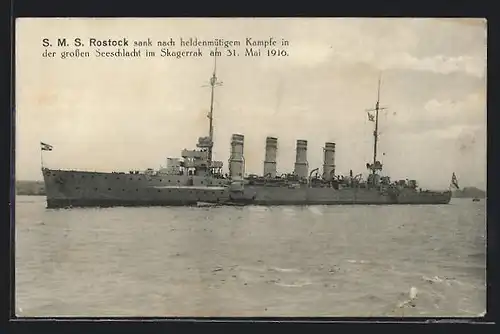 AK Kriegsschiff SMS Rostock ankert vor einer Küste