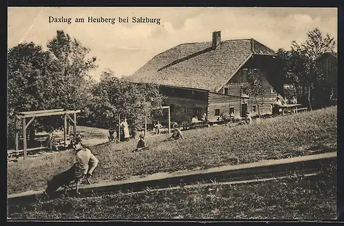 AK Daxlug am Heuberg, Rodelbahn, Altes Gebäude mit spielenden Kindern