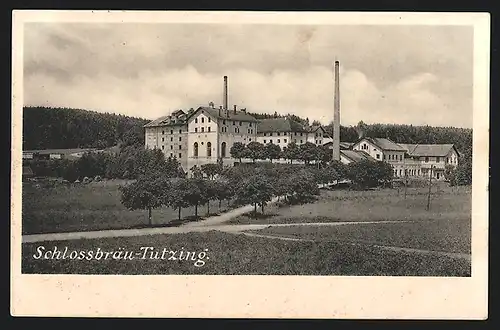 AK Tutzing, Schlossbräu-Brauerei mit Strasse und Umgebung