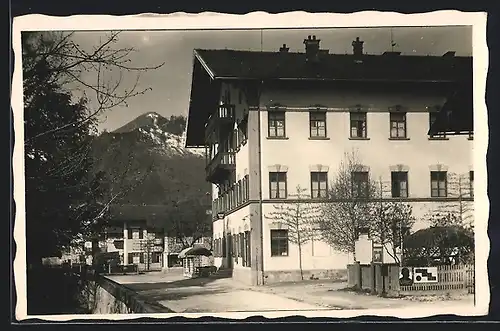 AK Grassau, Gasthof zur Post Xav. Hilger mit Strasse und Bergblick