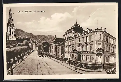 AK Freiburg, Hotel Restaurant Pension Salmen v. F. Kiechle mit Blick zum Schlossberg, Strassenbahn