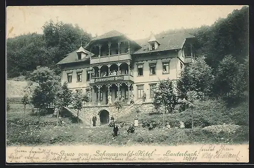 AK Lauterbach /Schwarzw., Schwarzwald-Hotel mit Toreingang und Aussentreppe, Versammlung auf dem Balkon u. im Garten