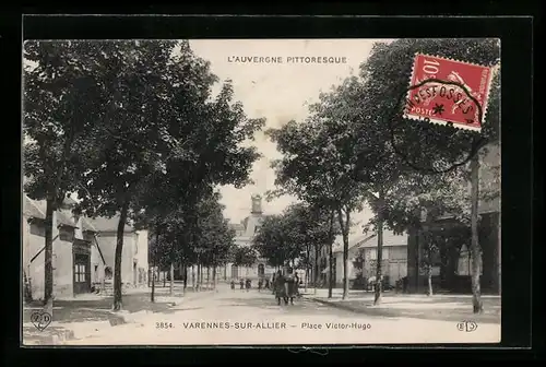 AK Varennes-sur-Allier, Place Victor-Hugo
