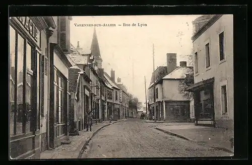 AK Varennes-sur-Allier, Rue de Lyon