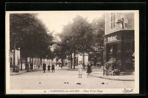 AK Varennes-sur-Allier, Place Victor-Hugo