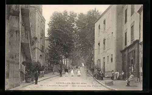 AK Néris-les-Bains, l`avenue Reignier dite avenue des Platanes, des gens dans la rue
