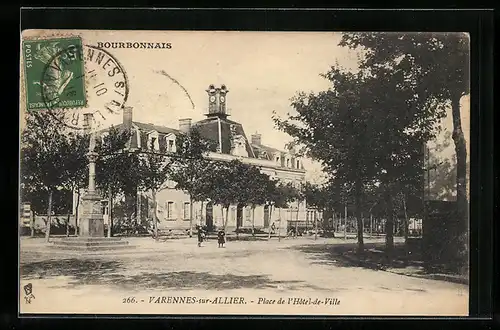 AK Varennes-sur-Allier, Place de l`Hotel de Ville