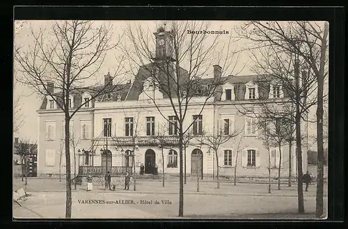 AK Varennes-sur-Allier, Hotel de Ville mit Passanten