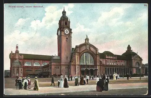 AK Wiesbaden, Neuer Bahnhof mit Passanten