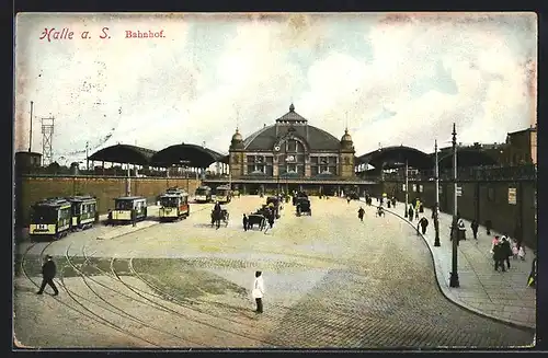 AK Halle a. S., Bahnhof mit Strassenbahnen