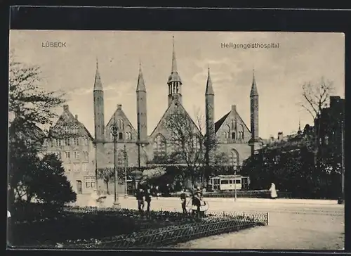 AK Lübeck, Strassenbahn vor dem Heiligengeisthospital