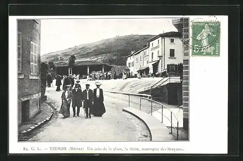 AK Yzeron, Un coin de la place, la Halle, montagne des Bruyéres