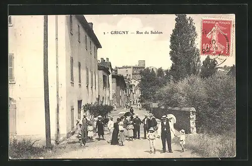 AK Grigny, Rue du Sablon, Flaneure auf der Strasse