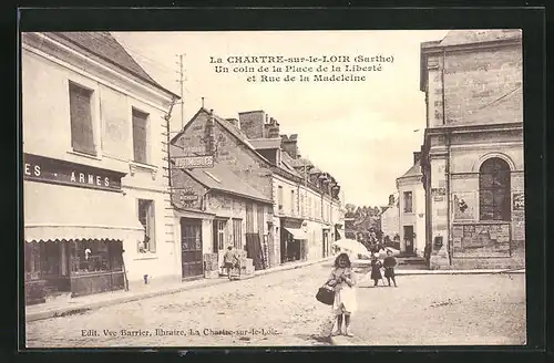 AK La Chartre-sur-le-Loir, un coin de la Place de la Liberté et Rue de la Madeleine