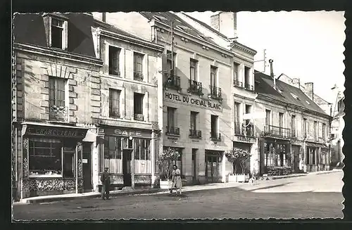 AK La Chartre-sur-le-Loir, Place de la République et l'Hotel du Cheval Blanc