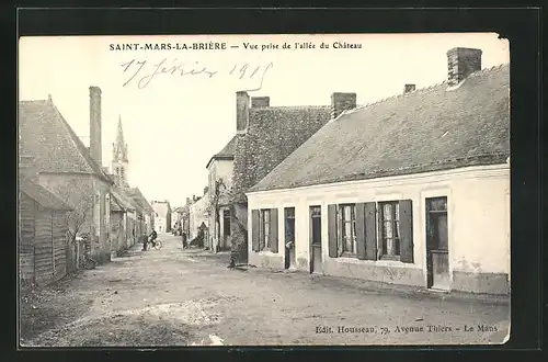 AK Saint-Mars-la-Briére, Vue prise de l'allée du Château