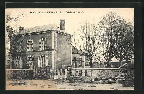 AK Sceaux-sur-Huisne, la Mairie et l'Ecole