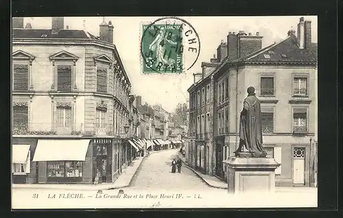 AK La Flèche, La Grande Rue et la Place Henri IV.