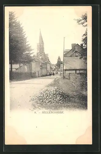 AK Bellencombre, Strassenpartie mit Blick zur Kirche