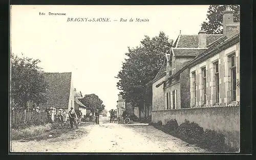 AK Bragny-sur-Saone, Rue de Montée, Fahrradfahrer auf der Strasse